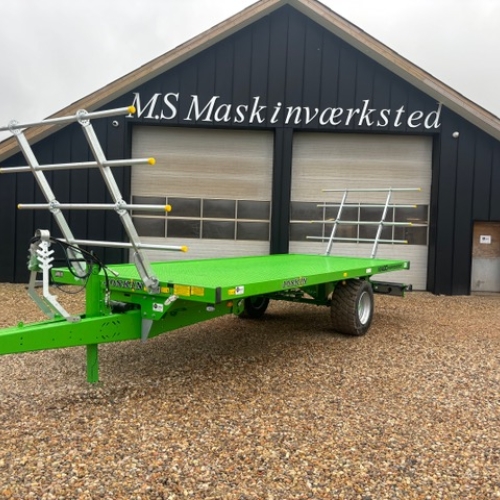 Joskin grøn balletrailer parkeret foran MS Maskinværksted