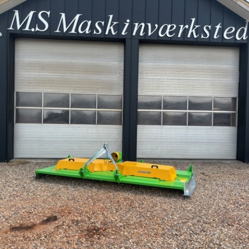 Joskin skovlredskab i grøn og gul farve foran MS Maskinværksted