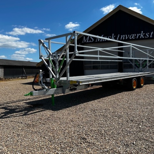 Joskin hegnstrailer klar til transport foran MS Maskinværksted