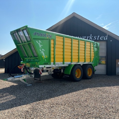 Joskin Silo-Space 2 vogn udstillet i solskin ved MS Maskinværksted