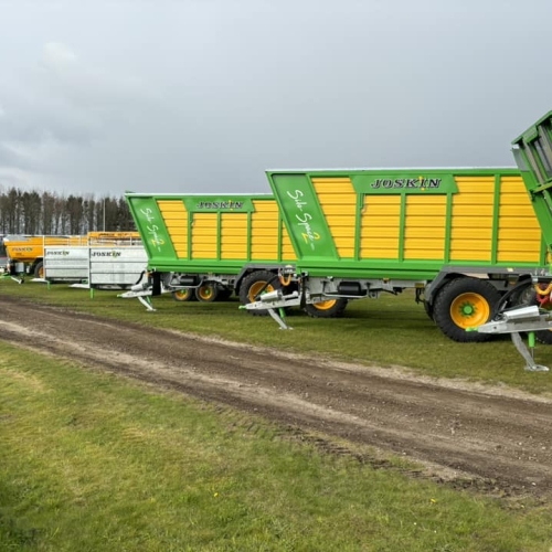 Flere Joskin Silo-Space trailere opstillet på række udendørs
