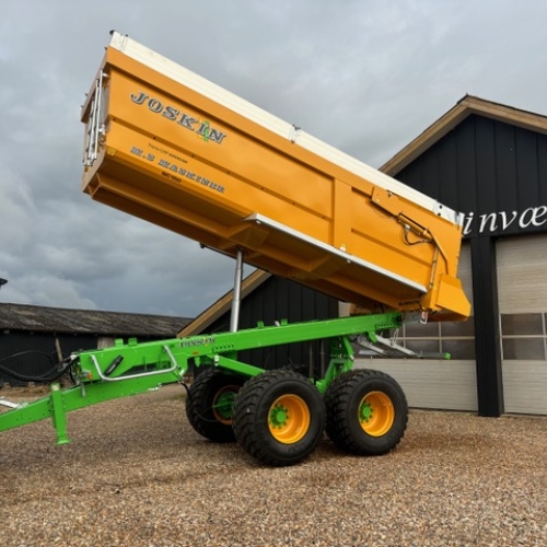 Joskin tipvogn løftet bag traktor foran MS Maskinværksted