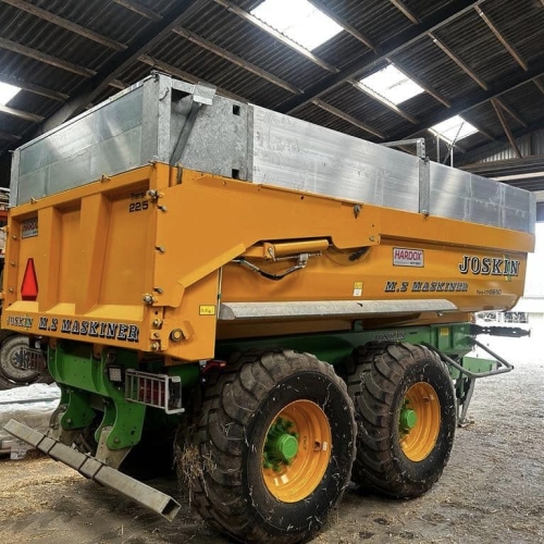 Joskin tipvogn model Trans 225 parkeret i lade hos MS Maskiner