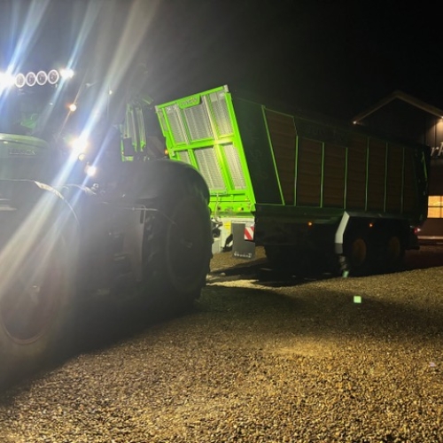 Joskin trailer bag traktor med lys tændt foran MS Maskinværksted om natten