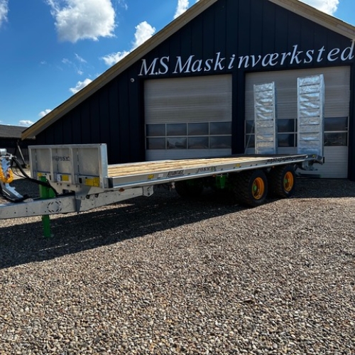 Joskin transporttrailer med ramper udstillet ved MS Maskinværksted